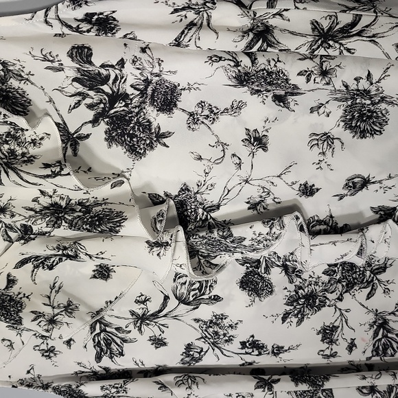 Roz & Ali Women's Floral Black & Ivory Cream Short Sleeve Ruffle Blouse - Picture 2 of 8